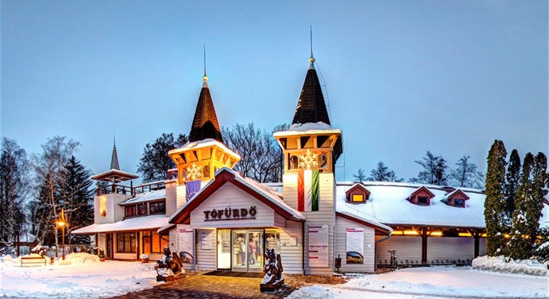 Hévíz - Maďarsko Hévíz pohled na lázeňskou budovu v zimě