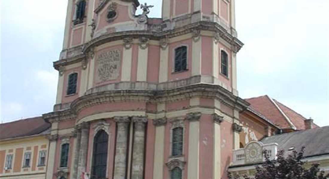 Eger - Maďarsko Eger Minoritský kostel