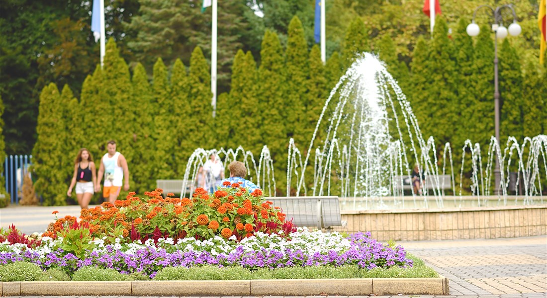 Hajdúszoboszló - Maďarsko Hajdúszoboszló pohled na květiny a fontány