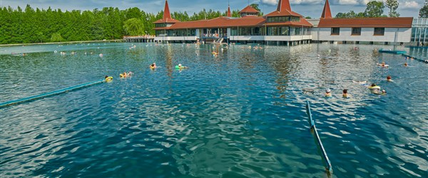 HÉVIZ – VĚČNĚ TEPLÉ A LÉČIVÉ JEZERO - Maďarsko Hévíz pohled na venkovní bazény