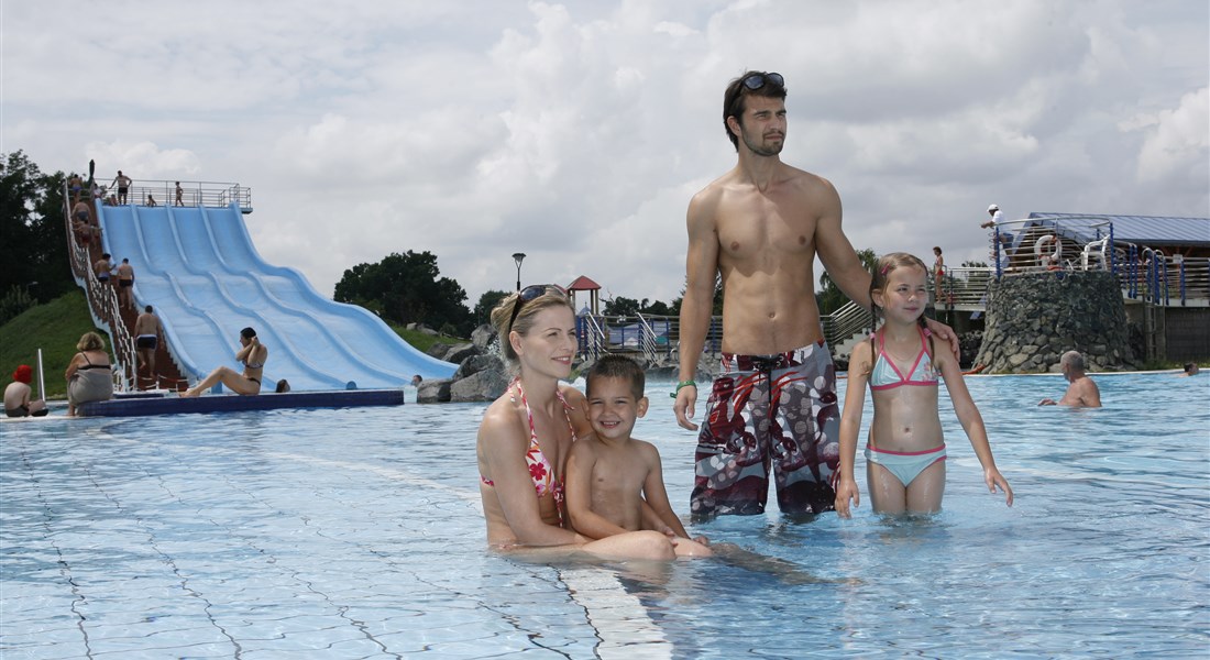 Sárvár - Maďarsko Sárvár lázně rodina v bazénu