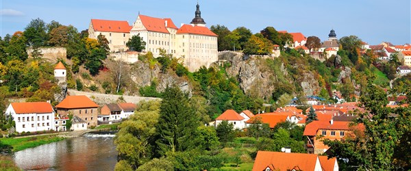 Bechyně, turistický triumf v malebném údolí Lužnice - Česká republika Jižní Čechy Bechyně - pohled od řeky na město