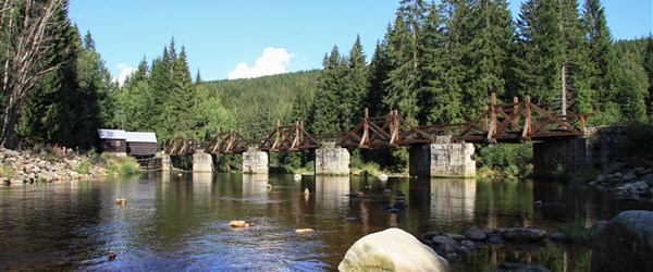 Šumava láká na krásnou přírodu i působivé vyhlídky - Česká republika Šumava - dřevěný most nad řekou Vydra