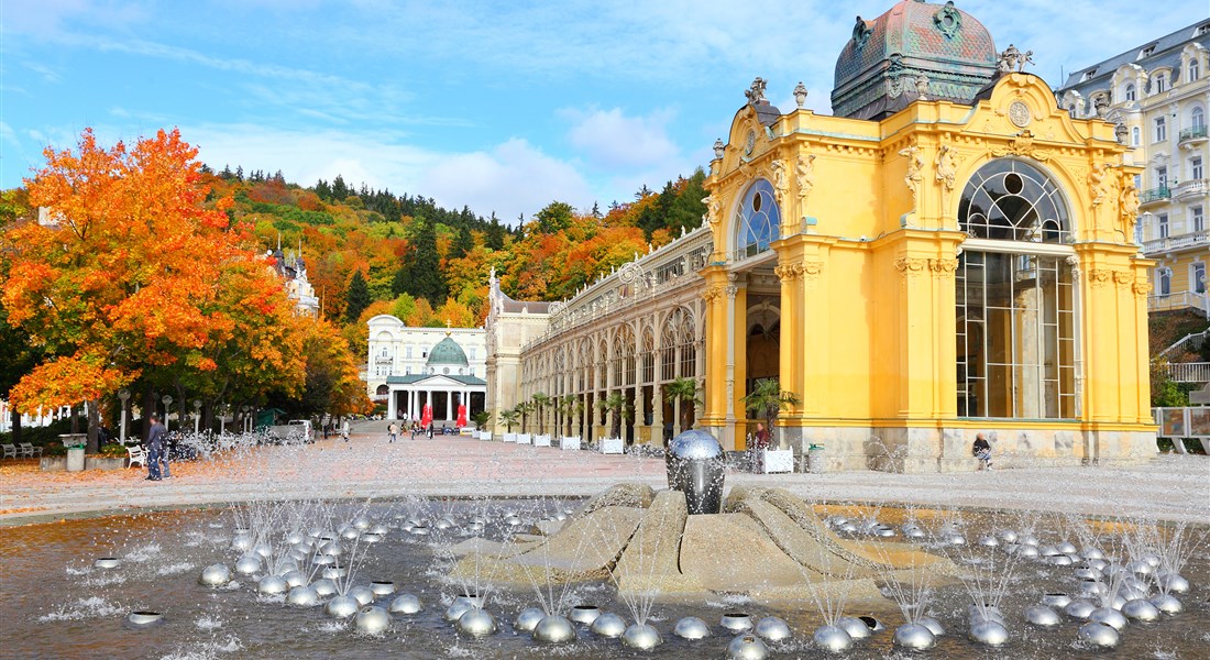 Západní Čechy - Česká republika Západní Čechy Mariánské Lázně - kolonáda s fontánou