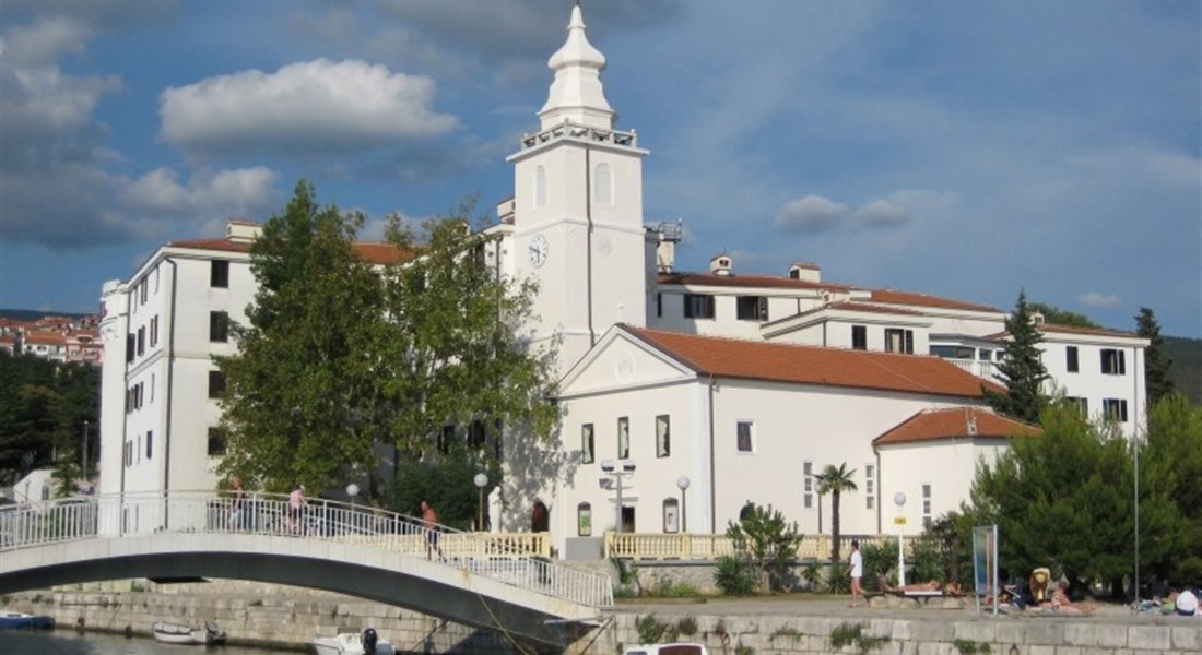 Kvarner - Chorvatsko Kvarner Crikvenica pohled na kostel Nanebevzetí Panny Marie