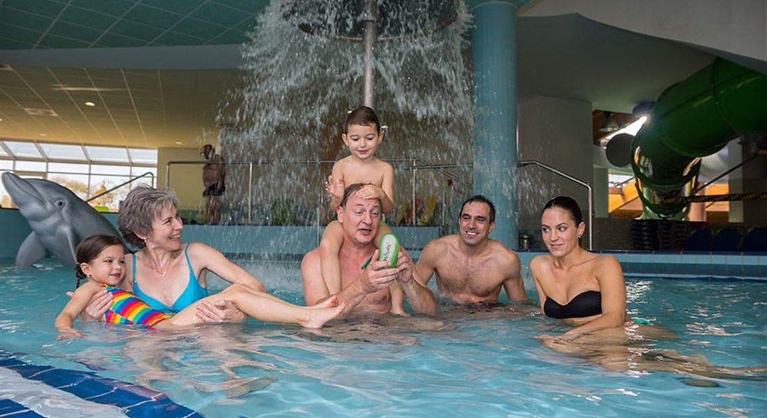 Hajdúszoboszló - Maďarsko Hajdúszoboszlo rodina v bazénu