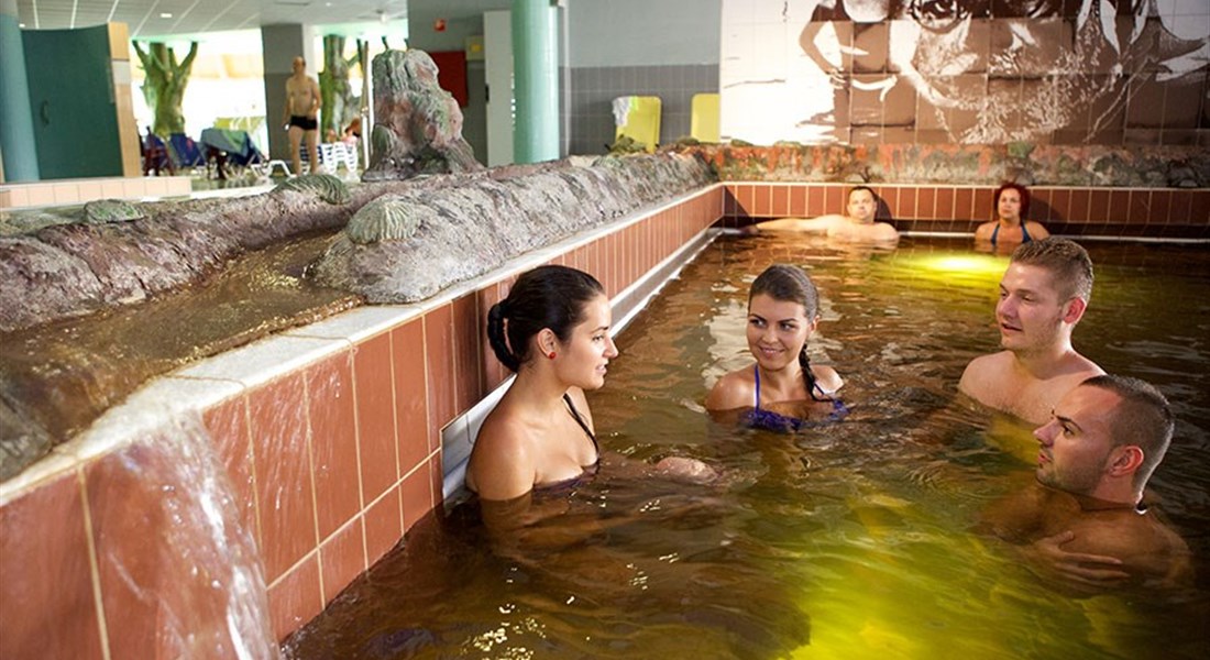 Hajdúszoboszló - Maďarsko Hajdúszoboszlo vnitřní termální bazén