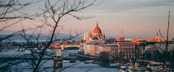 Adventní trhy v Maďarsku: užijte si předvánoční romantiku Budapeště a klid Šoproně!