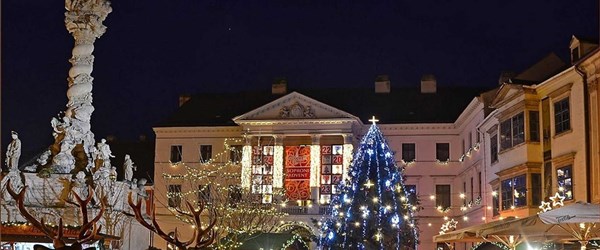 Adventní trhy v Maďarsku: užijte si předvánoční romantiku Budapeště a klid Šoproně!