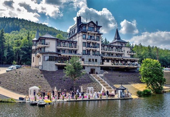 Březová u Karlových Varů - Retro Riverside Wellness Resort - Západní Čechy