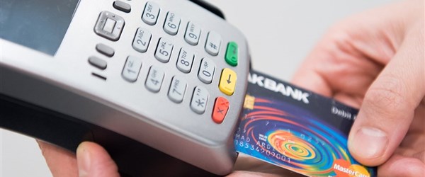 Hotovost, karta, nebo Revolut? Jak v zahraničí neplatit víc, než musíte