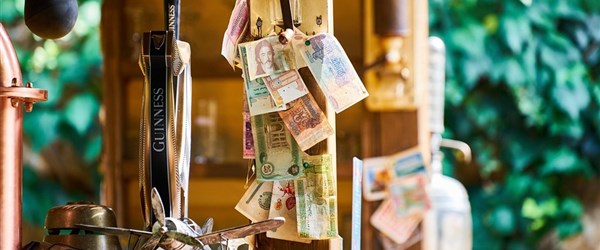 Hotovost, karta, nebo Revolut? Jak v zahraničí neplatit víc, než musíte