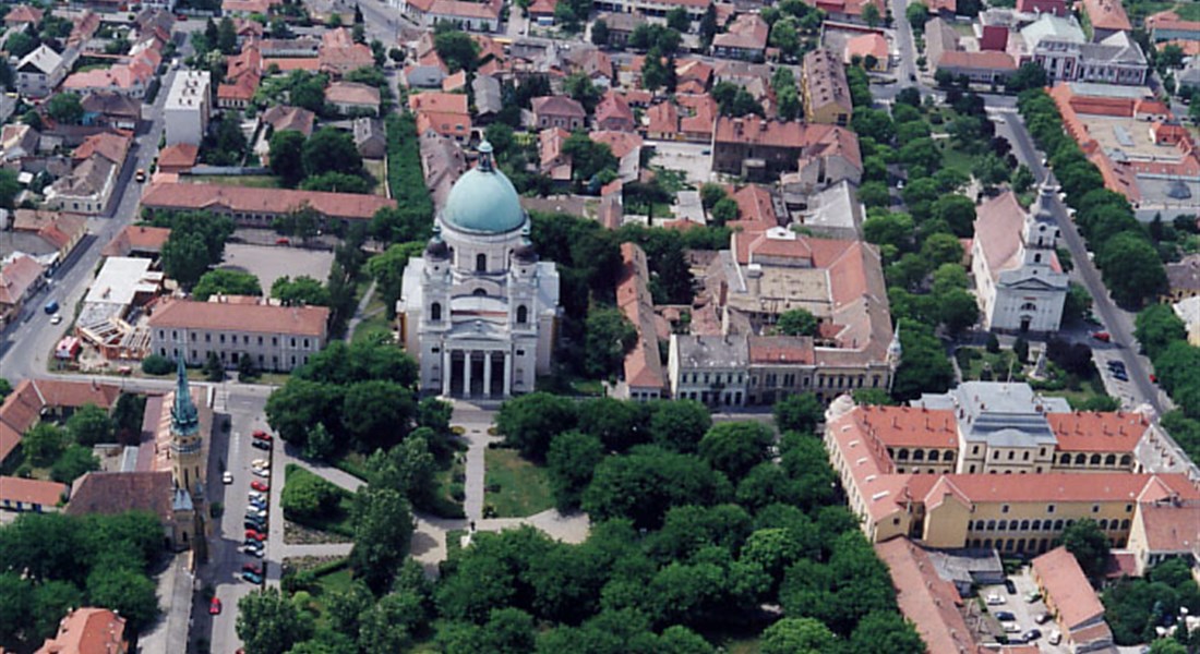Cegléd - Maďarsko Cegléd - pohled na město s kostelem