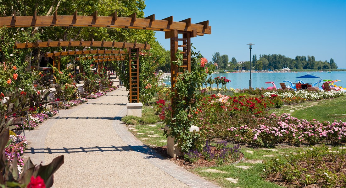 Balaton - Maďarsko Balaton - promenáda kolem jezera