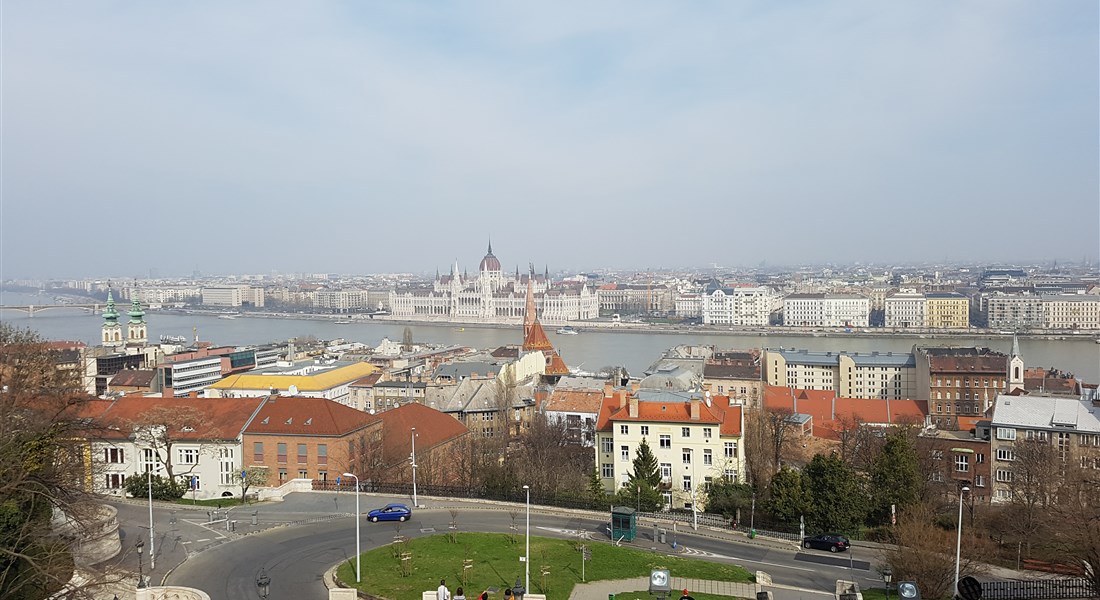 Budapešť - Maďarsko Budapešť - pohled na město s Parlamentem