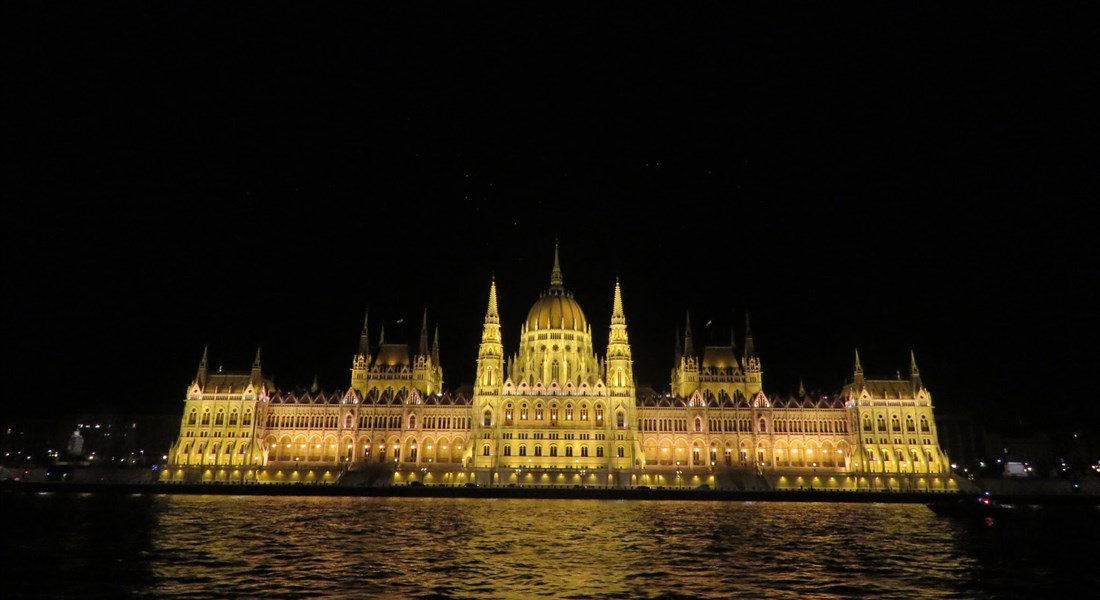 Budapešť - Maďarsko Budapešť - noční pohled na parlament
