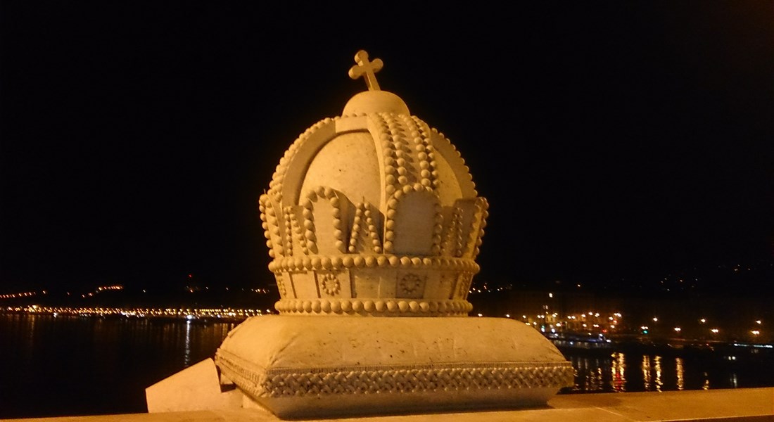 Budapešť - Maďarsko Budapešť-pohled na korunu