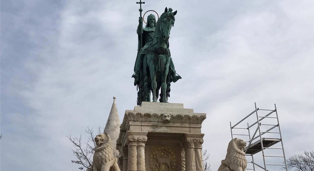 Budapešť - Maďarsko Budapešť- socha u Rybářské Bašty