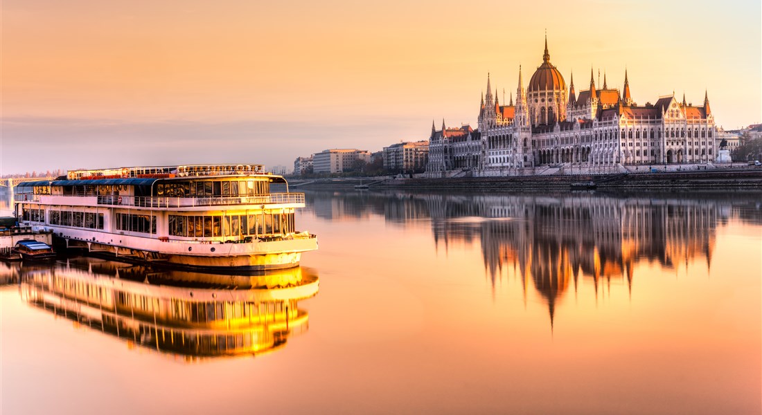 Budapešť - Maďarsko Budapešť - plavba lodí
