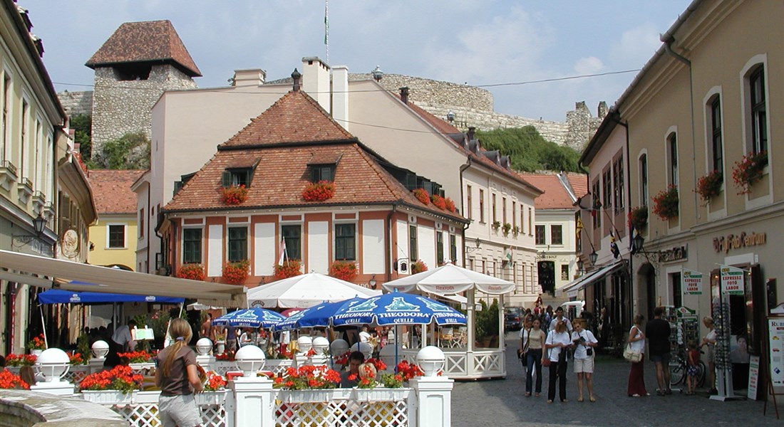 Eger - Eger ulice s restauracemi