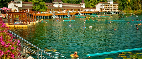 HÉVIZ – VĚČNĚ TEPLÉ A LÉČIVÉ JEZERO - Maďarsko Hévíz lázně venkovní jezero