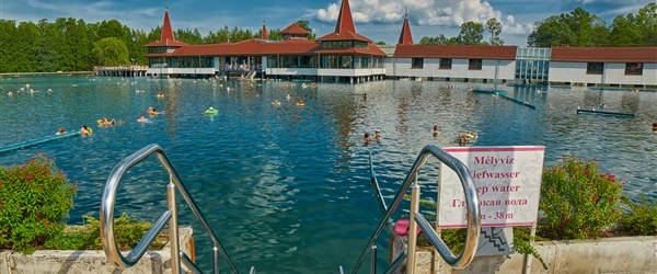 HÉVIZ – VĚČNĚ TEPLÉ A LÉČIVÉ JEZERO - Maďarsko Hévíz lázně vstup do vody