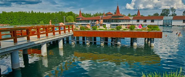 HÉVIZ – VĚČNĚ TEPLÉ A LÉČIVÉ JEZERO - Maďarsko Hévíz lázně terasa s lehátky