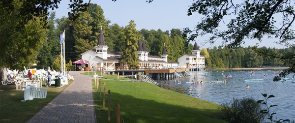 HÉVIZ – VĚČNĚ TEPLÉ A LÉČIVÉ JEZERO - Maďarsko Hévíz lázně cesta k vodě