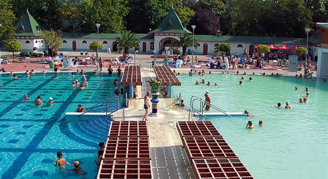 Harkány - Maďarsko Harkány lázně pohled na venkovní bazén