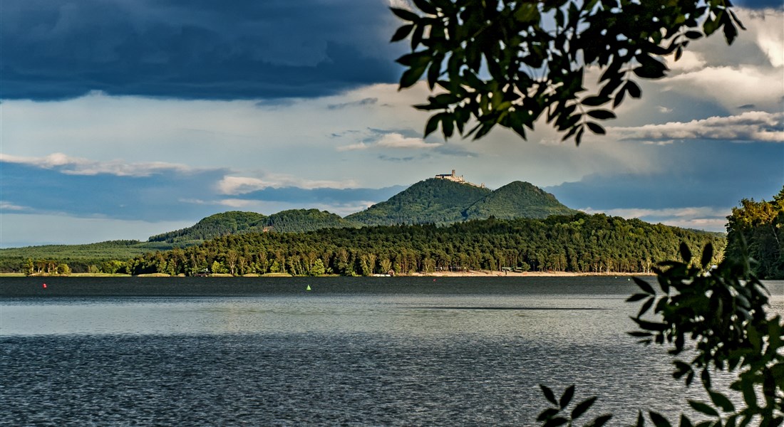 Severní Čechy - Česká republika Severní Čechy - Máchovo jezero, pohled na Bezděz