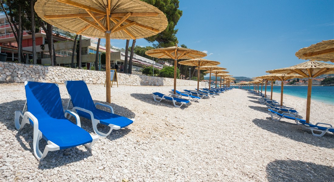 Severní Dalmácie - Chorvatsko Severní Dalmácie Primošten hotel Zora pohled na vybavení pláže
