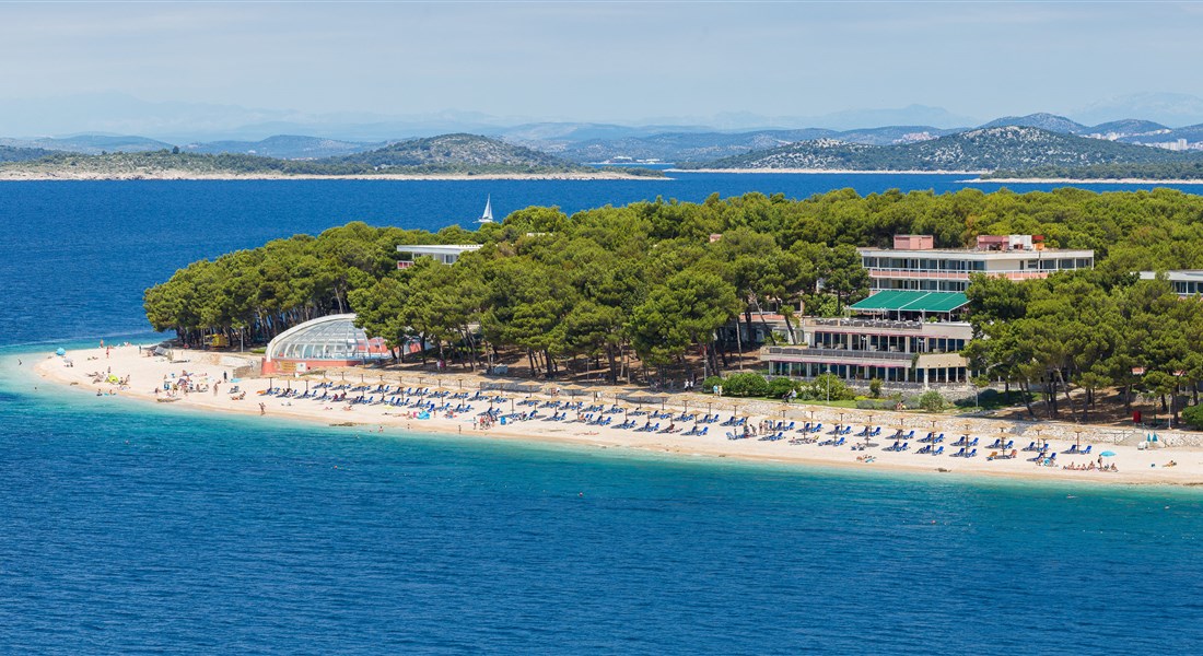 Severní Dalmácie - Chorvatsko Severní Dalmácie Primošten Hotel Zora pohled z dálky