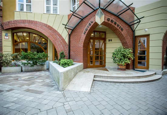 BUDAPEŠŤ - Hotel CORVIN - Budapešť