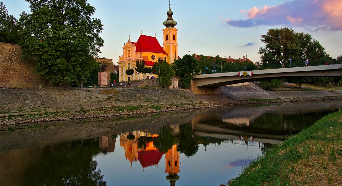 Győr - Maďarsko Gyor - řeka, kostelík
