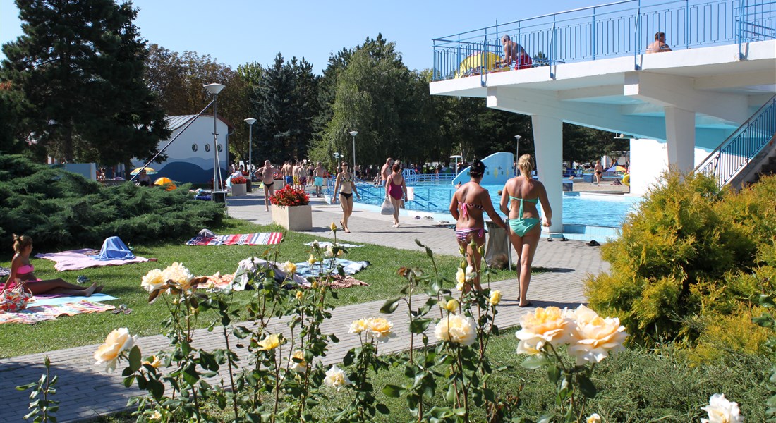Mezőkövesd - Maďarsko Mesökövesd - Termální lázně odpočinek u bazénu