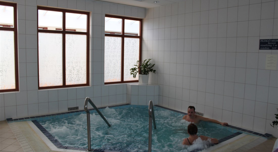 Mezőkövesd - Maďarsko Mesökövesd termální lázně vnitřní vířivé bazény 2